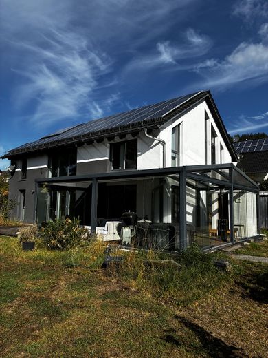 Casa moderna con un gran jardín – Ansicht Süd
