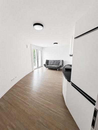 Apartament z balkonem w zabytkowym bunkrze przeciwlotniczym – Zdjęcie 4