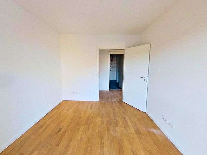 **PREMIÈRE OCCUPATION exclusive** Appartement moderne de 3 pièces au rez-de-chaussée avec BALCON dans un écrin de verdure – Ansicht II: Schlafzimmer II