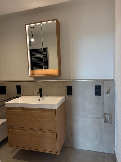 Première occupation après rénovation complète : appartement lumineux de 3,5 pièces avec 2 balcons, cuisine équipée et garage en sous-sol – Badezimmer