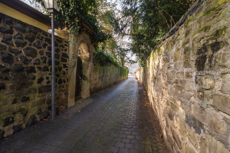Historische Villa mit Rheinblick, Nebenhaus und Parkanlage in Erpel! – Seitenstraße
