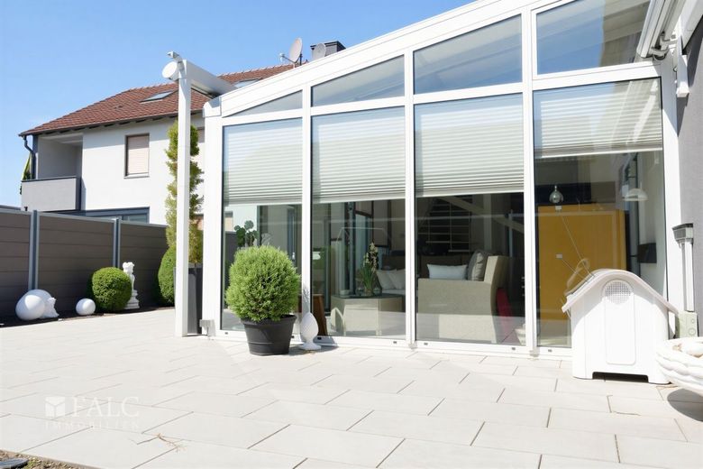 Zweifamilienhaus mit vielseitigen Nutzungsmöglichkeiten in ruhiger Wohnlage – Terrassenansicht