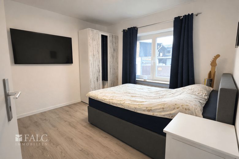 ***Großzügiges Wohnen auf drei Etagen mit Kamin, Balkon und separater Einliegerwohnung*** – Zimmer EG