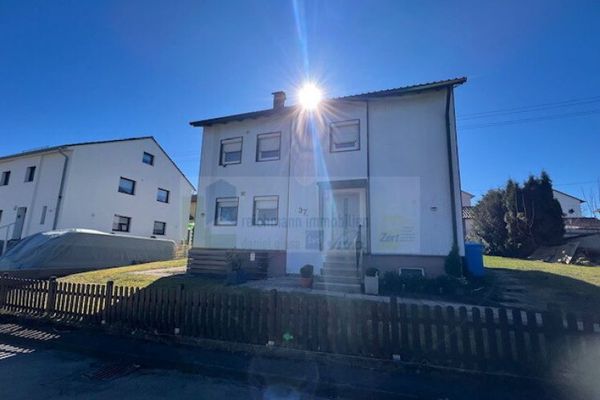 Provisionsfrei! Zweifamilienhaus mit Reihengarage in Albstadt-Onstmettingen