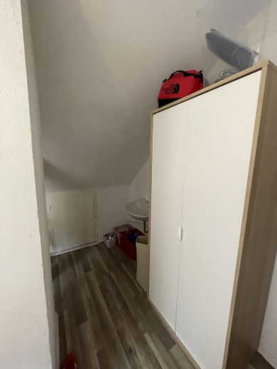 Inversión de capital: 5 habitaciones + plaza de aparcamiento, 8,5 % de rentabilidad bruta, potencial de ampliación del ático – Zimmer möbliert vermietet