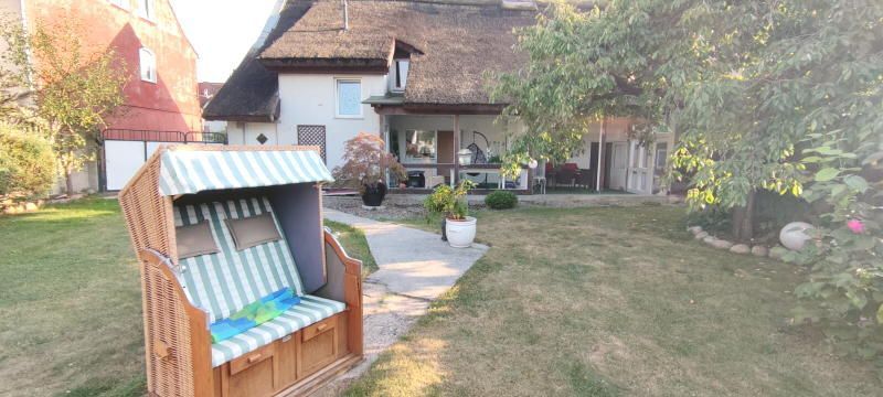 Sielankowy dom z dachem trzcinowym z mieszkaniem wakacyjnym – Bild 1