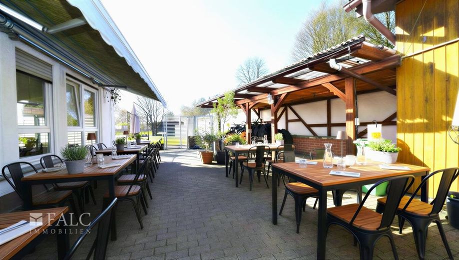 Jetzt zuschlagen! Saisonstarkes Restaurant mit Laufkundschaft! Direkt am Freibad - FALC Immobilien – Mögliche Bestuhlung - Außen
