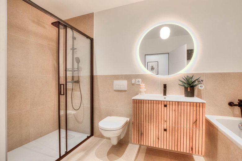 Bezugsfrei & modern: Helle 3-Zimmer-Wohnung mit Balkon – Badezimmer