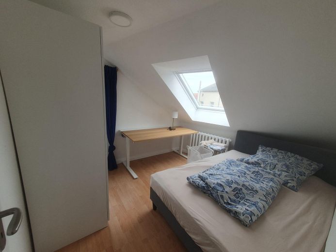 Möbliertes WG-Zimmer in top Lage – einfach einziehen! (Mittelstraße, DG-Maisionette) – Zimmer 2