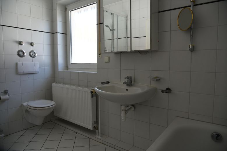 Badezimmer WC und Waschbecken