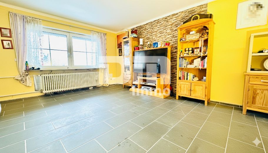 Umfangreich saniertes EFH inkl. PV-Anlage, Terrasse, Wintergarten und Garage – Souterrain Wohnzimmer