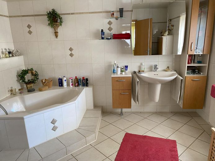 Gepflegtes Zweifamilienhaus in Essen-Kupferdreh – Tageslichtbad Wohnung OG