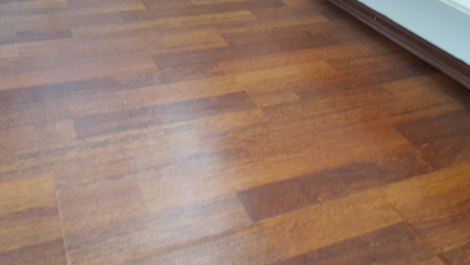 Zimmer zu vermieten 543 Euro barrierefrei – Laminatboden