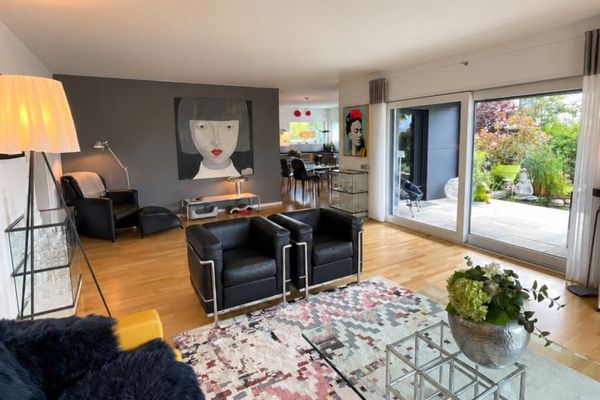 Wohnen mit Weitblick: Exklusives Einfamilienhaus mit gehobener Ausstattung, Dachterrasse und Kapitalanlage-Extra
