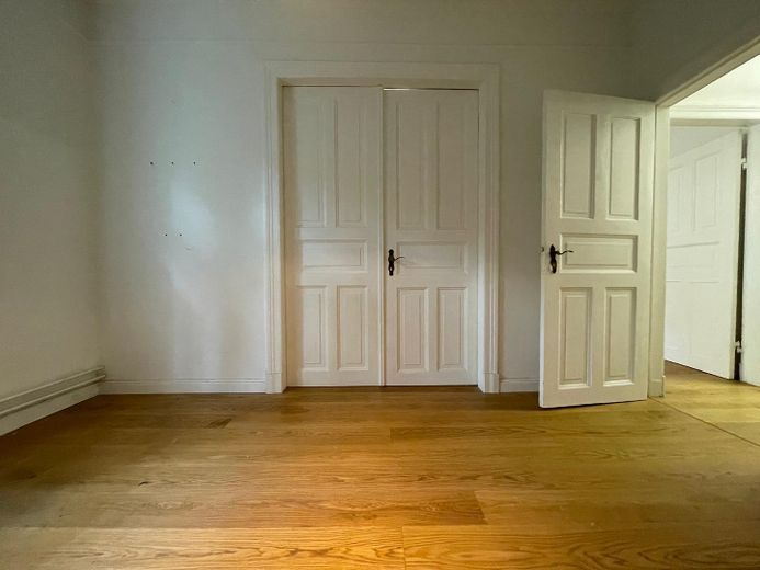 Charmante 2,5-Zimmer Altbauwohnung mit Stuck & Balkon – Hamburg-St. Pauli – Schlafzimmer / Blick aufs Wohn