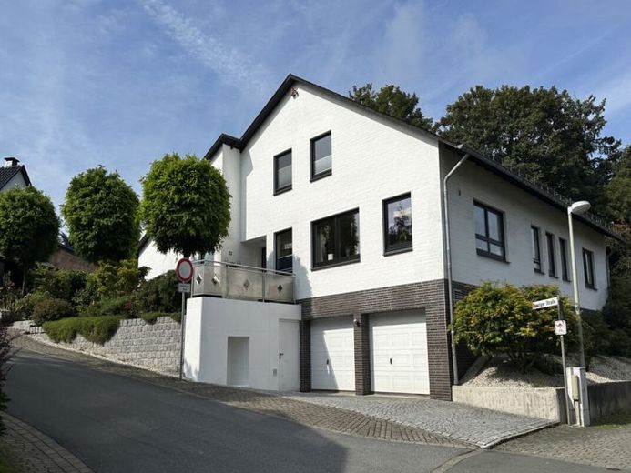 Großzügiges Einfamilienhaus mit Indoor-Pool, Sauna und Weitblick in Warstein – Foto 1