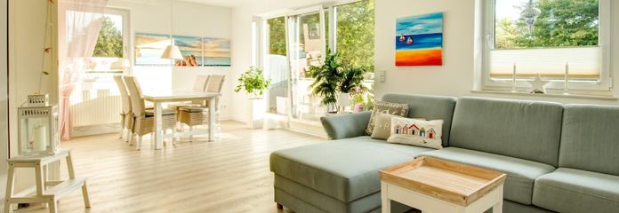 Central, accessible comfort apartment with Baltic Sea views – Heller Wohn-Essbereich