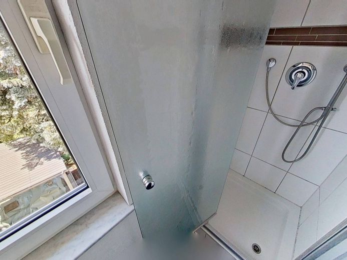 ŞÖMİNE, ankastre mutfak ve BALKONLU modernize edilmiş 2 odalı eski bina dairesi – Dusche
