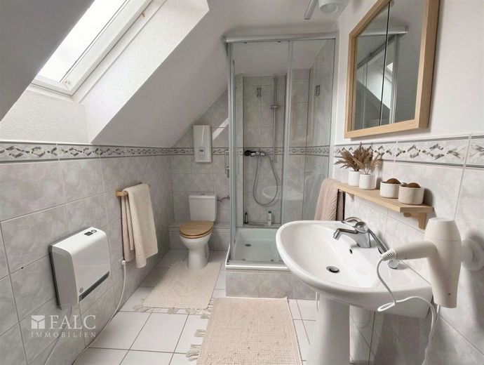 Gemütliche Einzimmer-Dachgeschosswohnung in ruhiger Lage von Überruhr-Hinsel – Badezimmer- KI generiert)