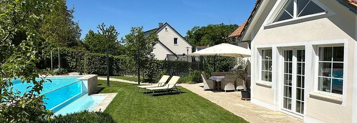 Gartenansicht mit Infinitypool