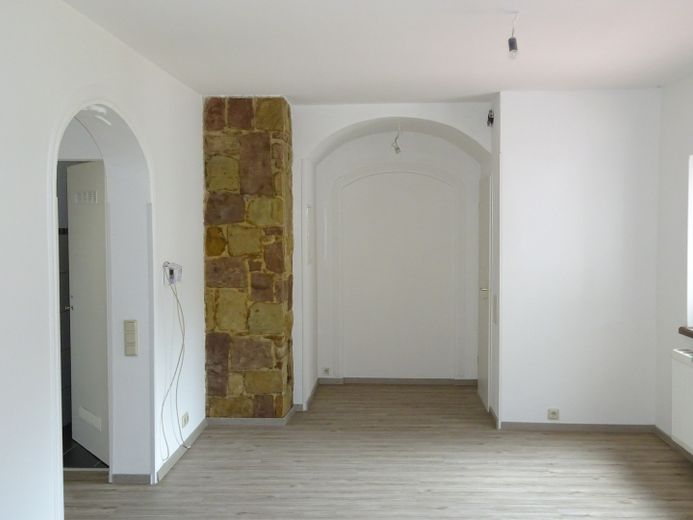Appartement de plain-pied de 2,5 pièces avec cuisine, salle de bains, terrasse et buanderie – Wohn-Esszimmer Bild2