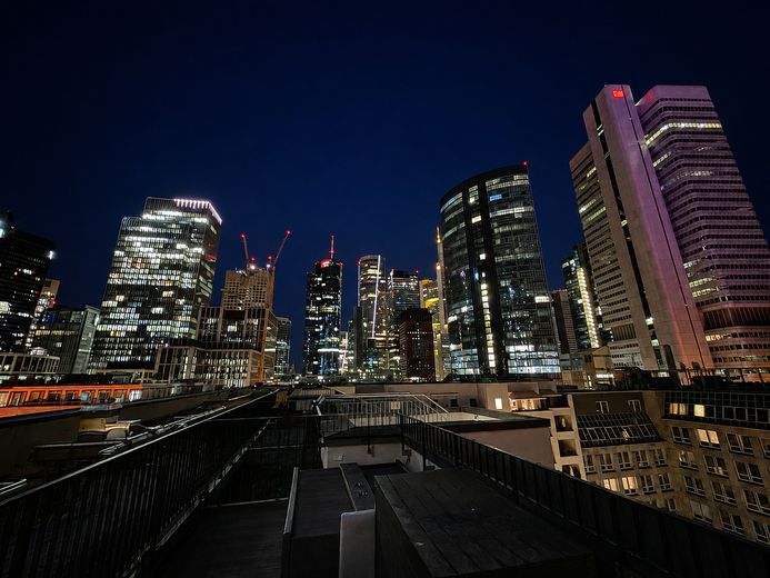 Luxus-Penthouse mit Skyline Blick – Dachterrasse bei Nacht