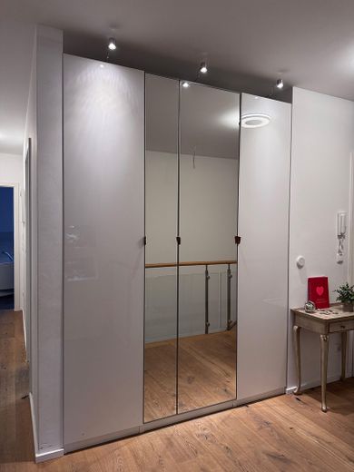 Einzigartige Gartenwohnung in München – Gang - Garderobernschrank