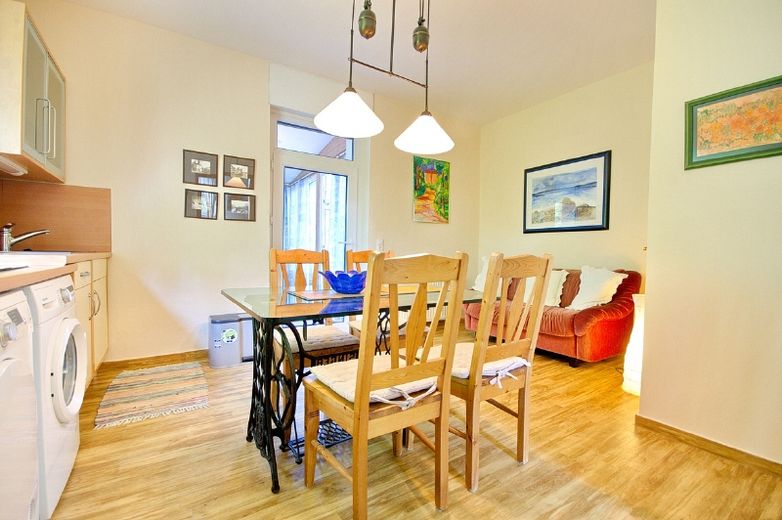 Liebevoll eingerichtete, helle Wohnung mit Innenhof/Terrasse, mit Reinigung, Vermietung an Berufspendler – a4c24ea57ca5f7cd07c61080d6fa39ebe1119a0d.jpg