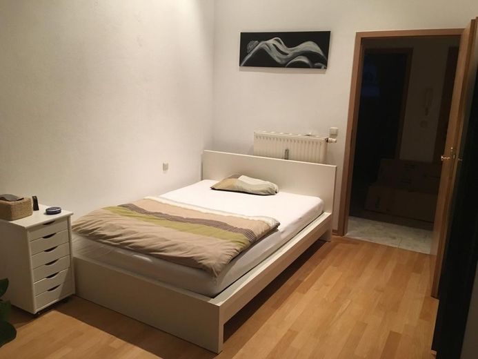 شقة علوية مشرقة من غرفتين في ميونخ-تروديرينغ – Schlafzimmer Richtung Flur
