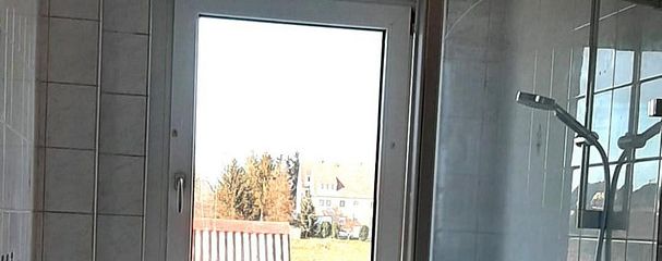 Світла 3-кімнатна квартира в тихому місці поблизу Дебельна — ванна кімната з вікном, вбудована кухня та можливість орендувати паркомісце – Tageslicht-Bad