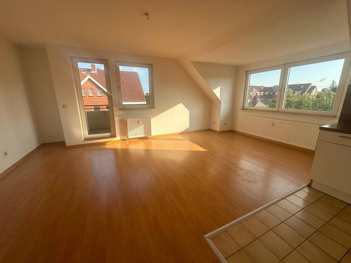 Attention singles & couples: 2-room attic apartment with open kitchen – Ansicht I: Wohnzimmer mit off…