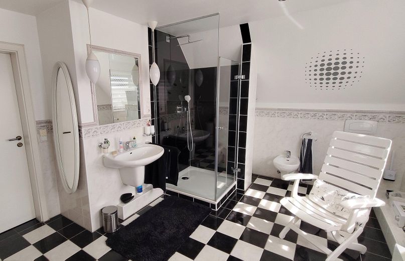 Hermoso y luminoso dúplex de 3 habitaciones sobre los tejados de Moers – Bad mit Dusche