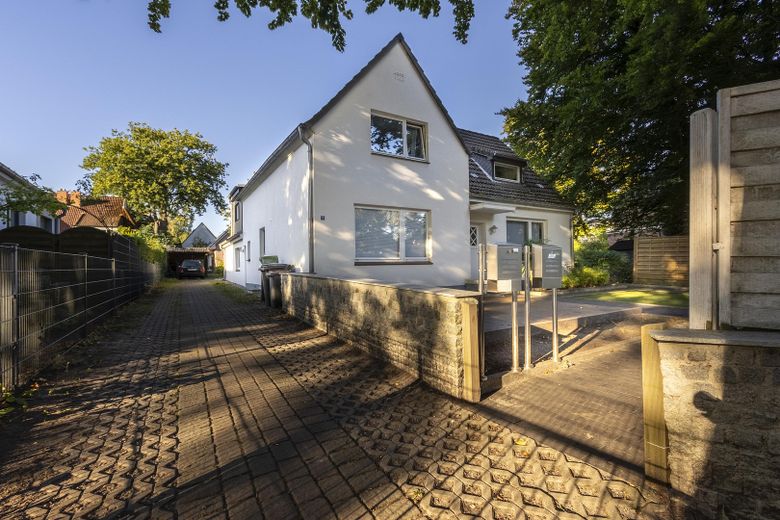 Haus mit Auffahrt zum Carport