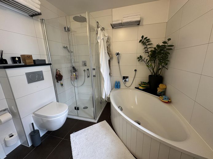 Near Simmerleinplatz: As-new, bright XXL semi-detached house, upscale features, KFW70 standard, with fitted kitchen – OG Badezimmer