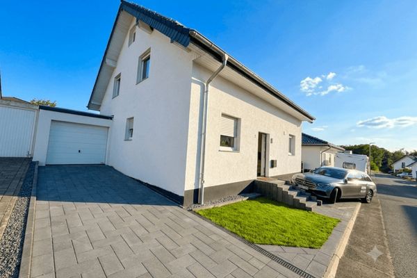 Mechernich'te Özel Yeni Yapı: Granit, Mutfak ve Bahçeyle Mükemmel Şekilde Tamamlandı
