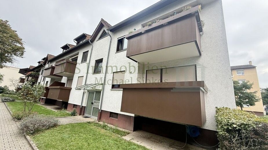 ** Gemütliche 2-ZKB-Dachgeschosswohnung mit Stellplätzen in Mannheim-Schönau ** – Hausansicht 2