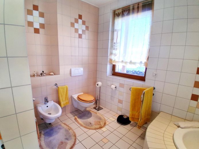 Das besondere Haus, mit sehr großem Grundstück, in einer Region wo andere Urlaub machen – Wc und Bidet im Bad