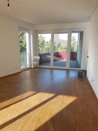 Schöne moderne helle 4 Zi. Wohnung nähe Rebstockbad ohne Provision – Wohnzimmer mit Balkon