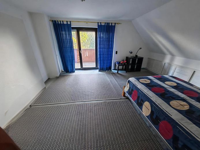Raumwunder mit Einliegerwohnung & Doppelgarage - provisionsfrei - Erbpacht – großes Schlafzimmer OG