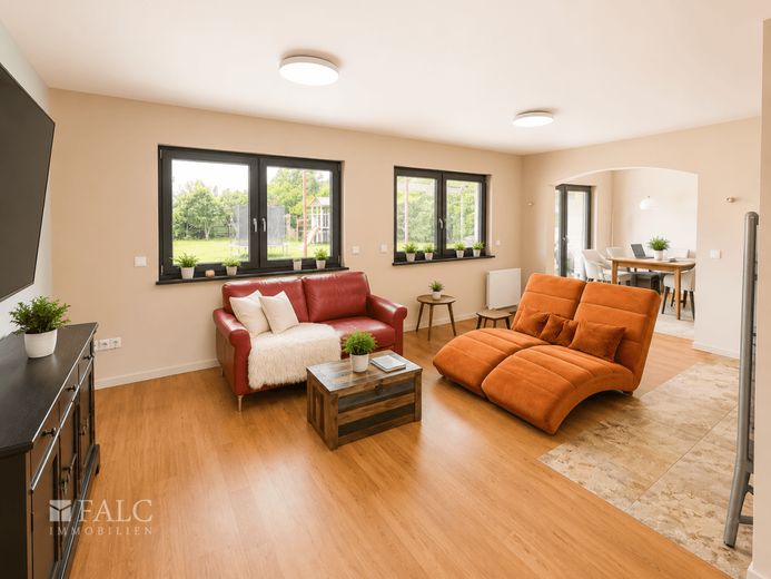 Modernisiertes Wohnhaus mit Einliegerwohnung, Smart Home, PV-Anlage und Feldrandlage – Wohnzimmer Haupthaus