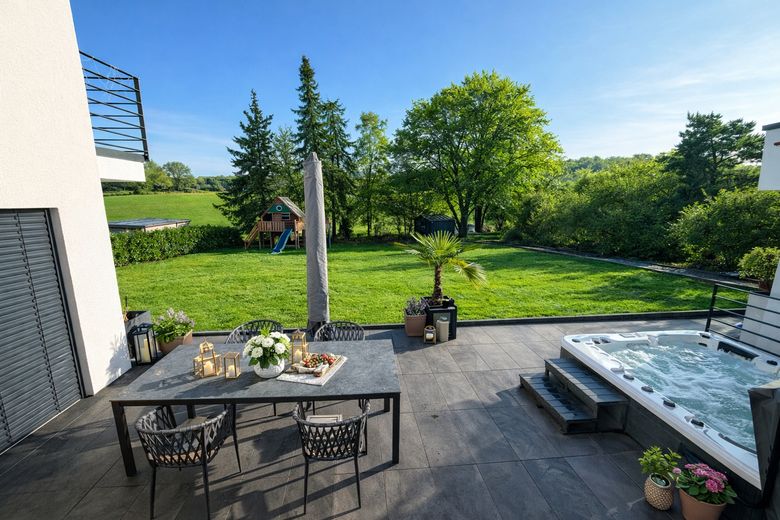 Casa unifamiliare moderna in posizione ai margini del paese, con molta privacy – senza provvigione – Terrasse mit Whirlpool