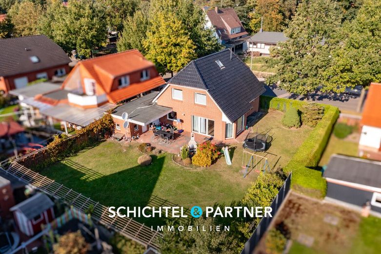 Surheide | Schickes Einfamilienhaus mit Terrasse, Garage und großem Garten – S&amp;P | Titelbild