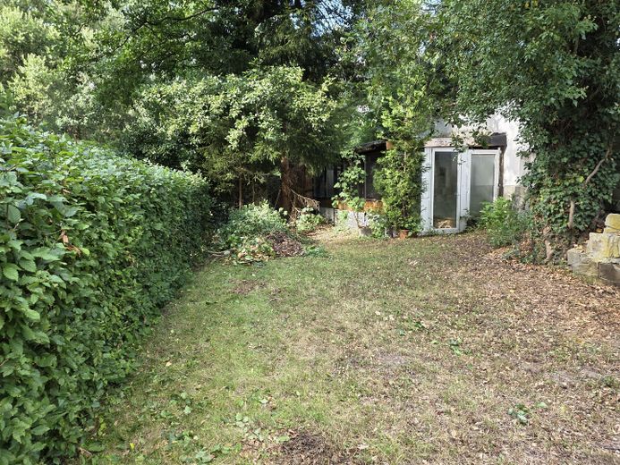 Casa unifamiliare con ampio giardino in posizione privilegiata – Garten und Gerätehaus