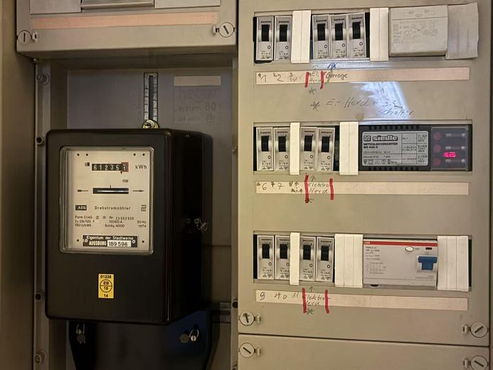 Attraente casa a schiera centrale di 5 locali in posizione privilegiata nei quartieri Wolfram e Herrenbach – Elektrik und FI-Schalter
