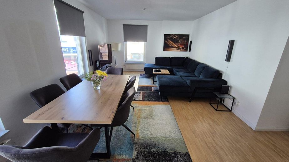 Helle 3-Zimmer Wohnung in zentraler Lage – Wohnzimmer mit Wohnküche