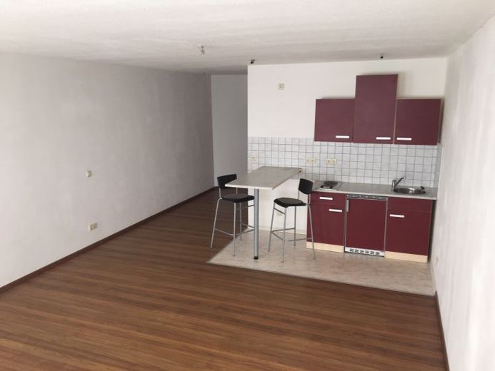 Frei ab sofort ! 3. OG mit Lift - inkl. EBK - modernes Laminat !!! – Foto 1