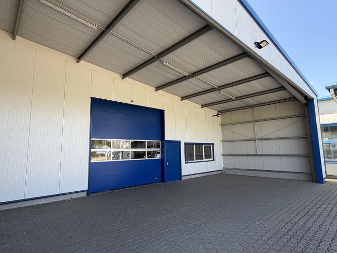 Moderne Lagerhalle 360 m² + 87 m² überdacht | Werneuchen – Überdachte Fläche am Hallentor