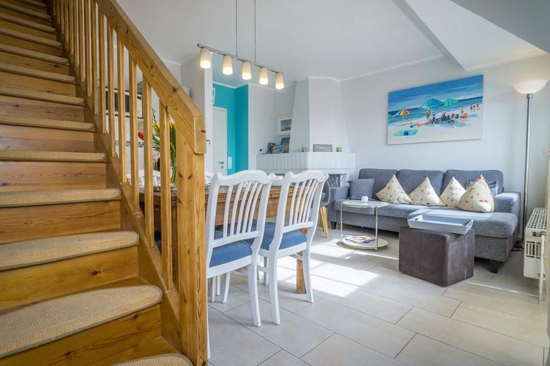List/Sylt: charmante Eigentumswohnung Obergeschoss (1.Stock) + DG – Wohnzimmer mit Treppe zum DG