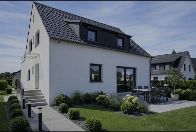 Sanierte ein Familienhaus – Garten KI  