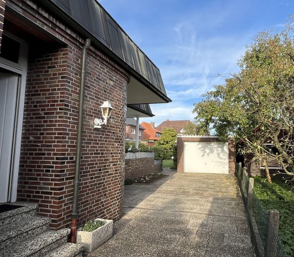 Seiteneingang und Garage